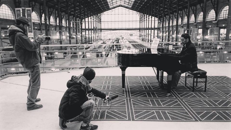Diego Franco et son piano à Gare du Nord, à Paris.
