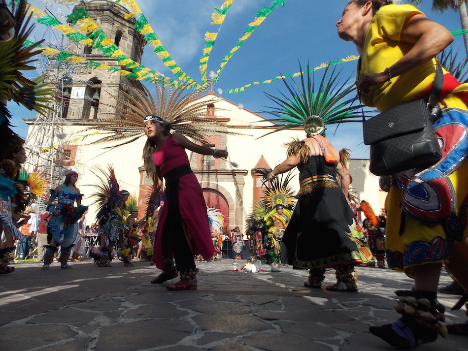 À gauche : Danses traditionnelles aztèques à Tonalá, Jalisco, juillet 2014.
