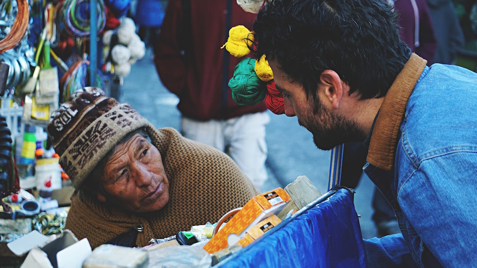 À gauche : Tanguy dans le marché à la Paz, en Bolivie. 