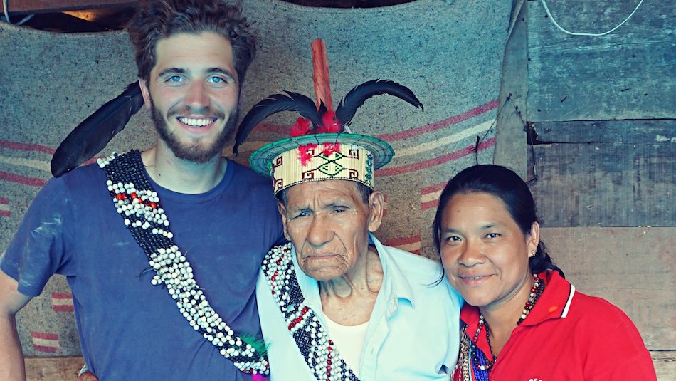À droite : Théo accompagné des membres d'une famille Yanesha, au Pérou.