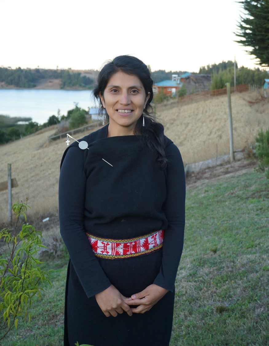 À gauche : Don Alfonso, professeur de Mapudungún. À droite : Elisabeth, professeure de médecine traditionnelle.