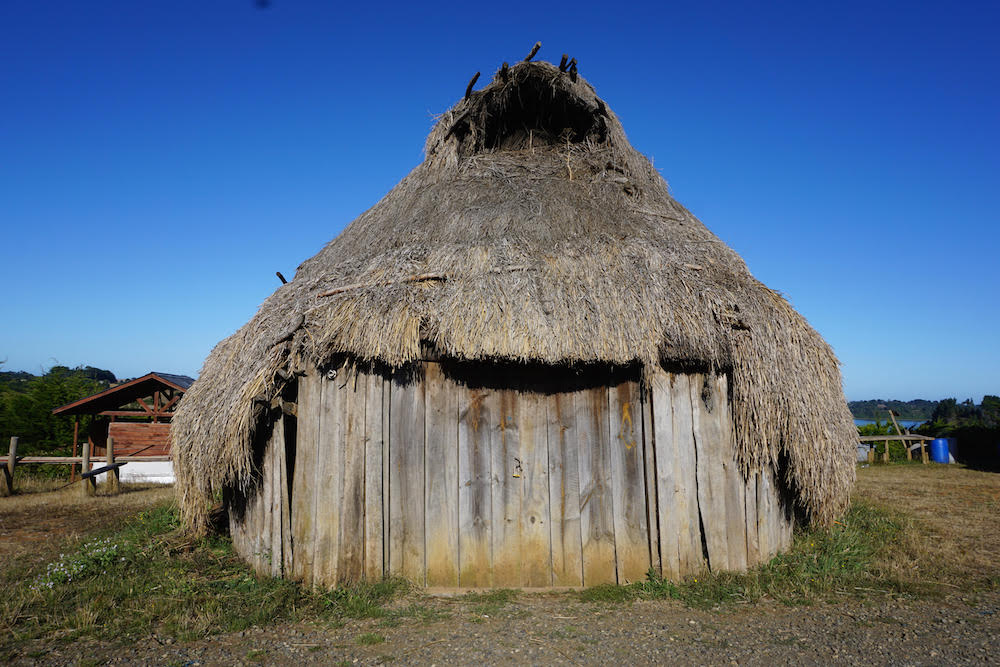 À gauche : ruka Mapuche. À droite : drapeau Mapuche. 