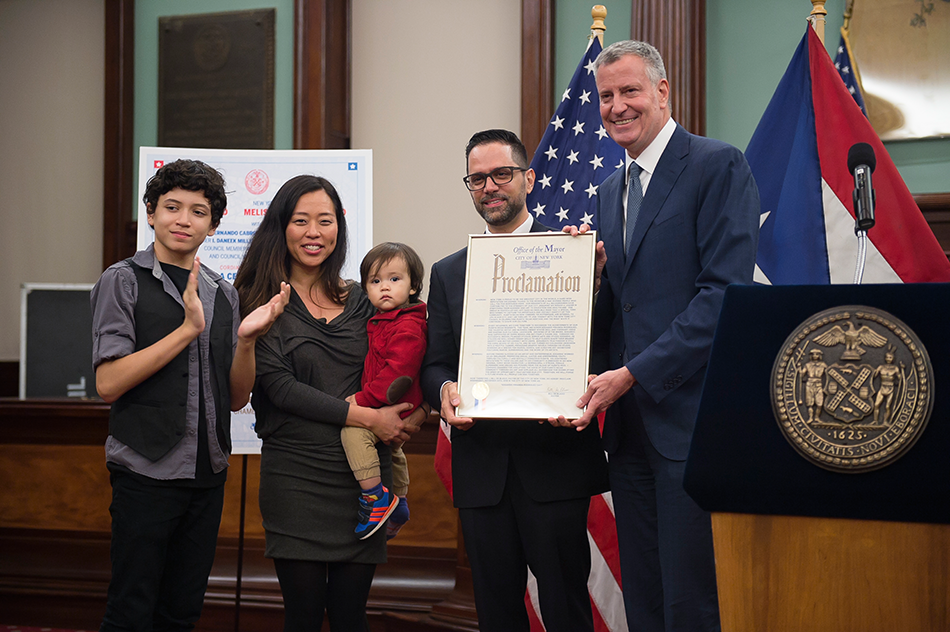 Edgardo Miranda-Rodríguez (accompagné de sa famille) avec le maire de New York, Bill de Blasio, lors de la remise d'un prix à son travail artistique.