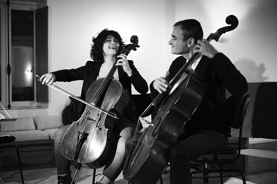 À gauche et à droite : Ana Carla avec Vincent Ségal en concert. Crédit : Nikolaj Lund et Christophe Charpenel.