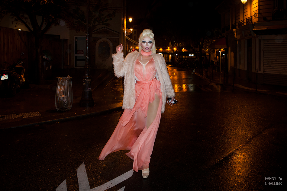 © Fanny Challier. Miss Drinks dans les rues de Paris.