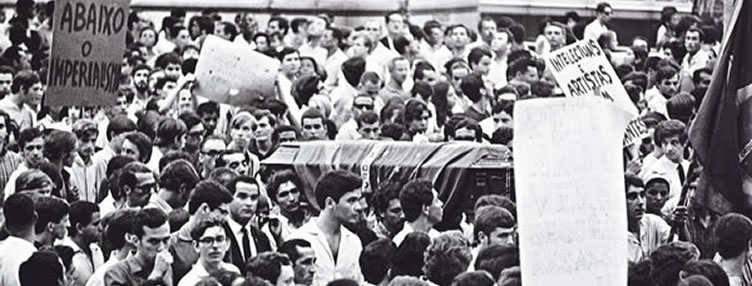Transport du corps de l'étudiant mort, Edson Luis de Lima Souto, à Rio de Janeiro. 28 mars 1968. © Memórias da ditadura