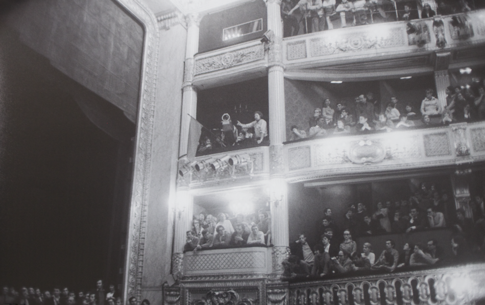 Théâtre national de l’Odéon occupé, du 15 mai au 14 juin 1968, « pour en faire un lieu de rencontre permanent entre étudiants, travailleurs et artistes ». © Philippe Gras