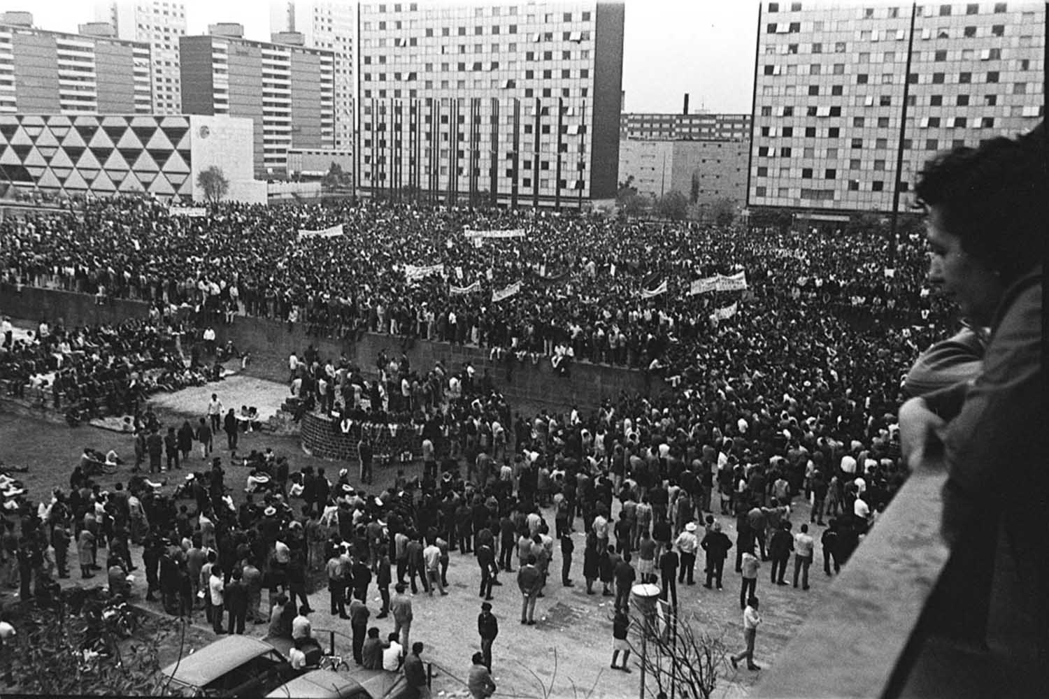 100 000 personnes se sont réunies à la place des Trois Cultures, le 2 octobre 1968. © Fondation UNAM