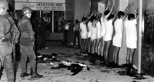 Arrestations brutales des manifestants à Mexico par les militaires. 2 octobre 1968. © Fondation UNAM