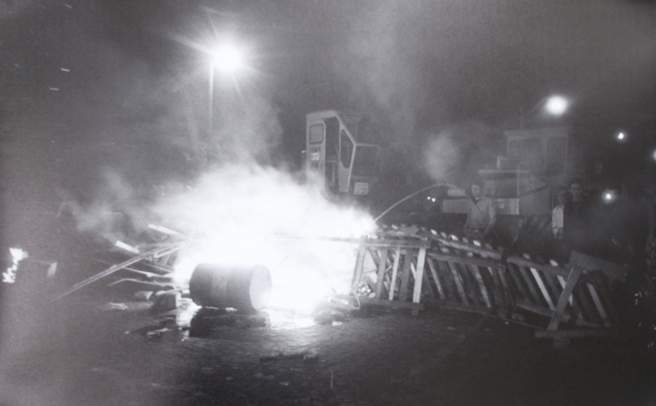 Barricade improvisée mise à feu avec du matériel de chantier. © Philippe Gras