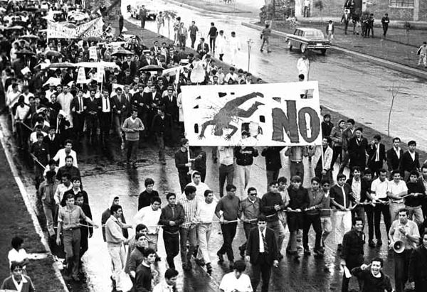 Mouvement étudiant dans les rues de Mexico en 1968. © Fondation UNAM