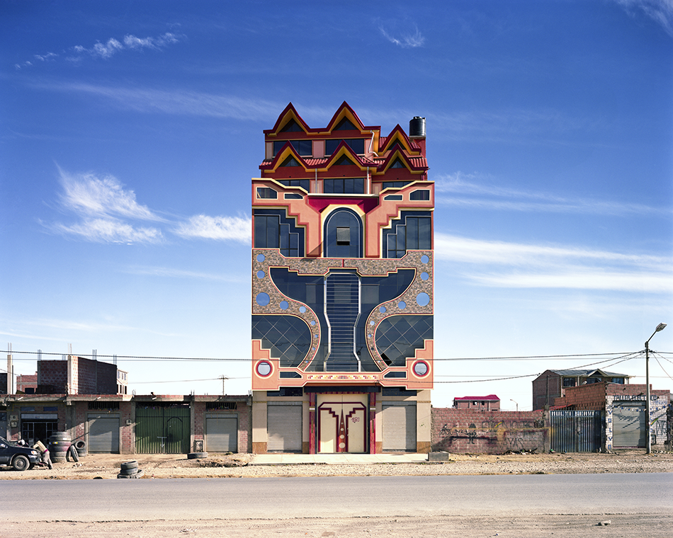 Freddy Mamani, Cholet in red brick residential area, El Alto. Photo © Tatewaki Nio, Néo-andina series, 2016.