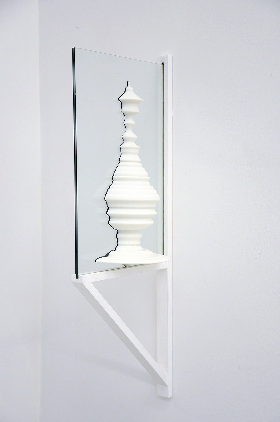 'La part inaliénable', impression 3D, verre, papier charbon, support en bois, 2018.
