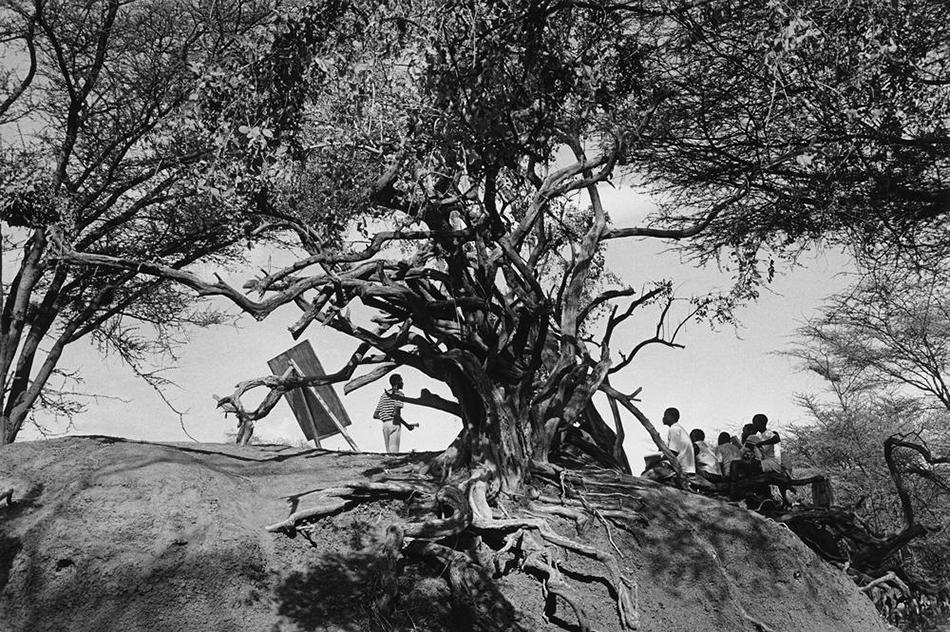 'Le droit à l’éducation', Sebastião Salgado, Nord du Kenya, 1993.